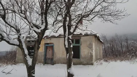 Old abandoned house in the winter Vídeo Stock 85414937