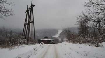 Old abandoned house in the winter Vídeo Stock 85574900