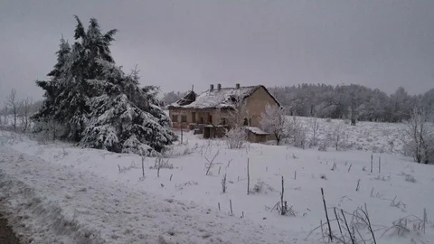 Old abandoned house in the winter Vídeo Stock 85706010