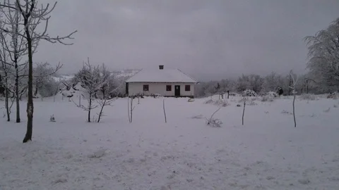 Old abandoned house in the winter Vídeo Stock 85951162