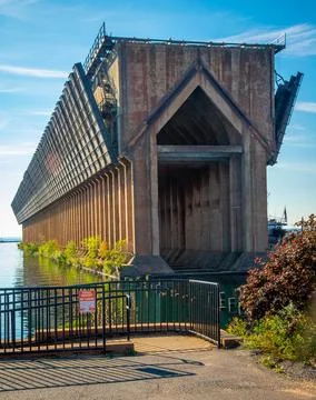 Old abandoned iron ore loading structure Marquette Michigan Foto stock