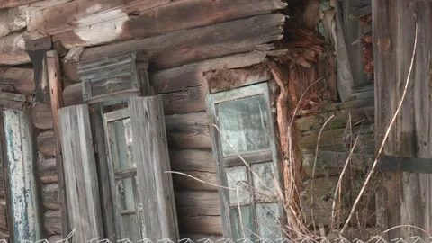An old, abandoned log house. A lonely heart without people. Video stock 300761040