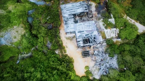 Old abandoned mine in forest Vídeos de archivo 142992855
