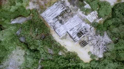 Old abandoned mine in forest Vídeo Stock 143902577