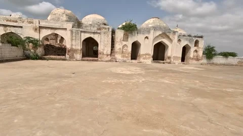 Old Abandoned Mosque With White Domes And Islamic Arches In Desert Vidéo 345149673