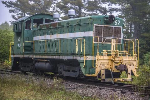 Old Abandoned Railroad Train Engine Car On Railroad Tracks Foto stock