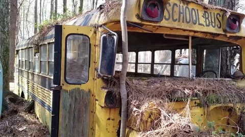Old abandoned school bus Vídeos de archivo 72290117
