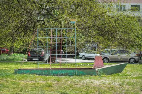 Old abandoned Soviet playground tool in the shape of a boat with a ladder. Foto stock