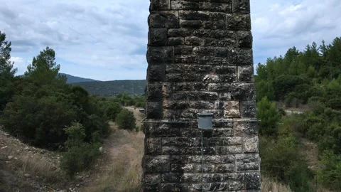 Old abandoned stone train bridge over the river Vidéo 346486460