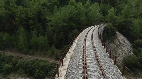 Old abandoned stone train bridge over the river Vidéo 346486481