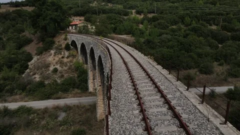 Old abandoned stone train bridge over the river Vidéo 346486652