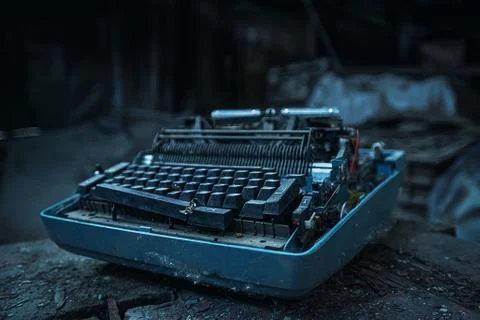 Old abandoned typewriter in the workshop of the abandone factory of the Sovie Foto stock