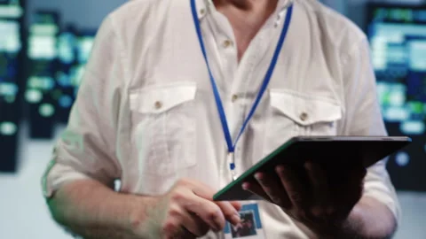 Old admin optimizes data center 库存影片 248647041