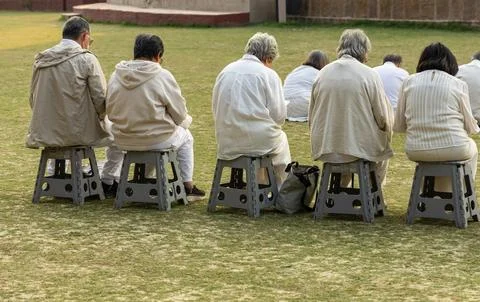 Old age devotees offering prayer at sarnath dhamek stupa 스톡 사진