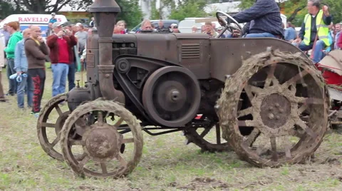 Old agricultural machine is presented Video stock 47580403