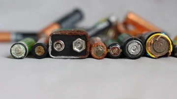 Old alkaline batteries Stock-Footage 86115323