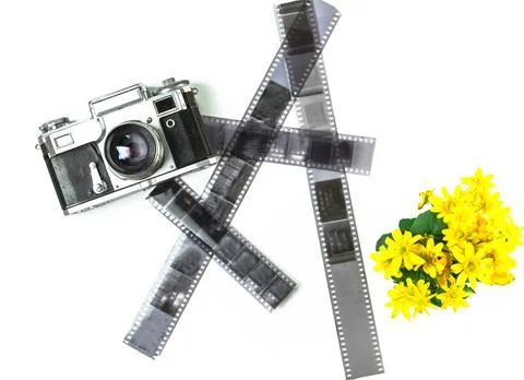 Old analog camera top view with a photo frame and a bouquet of flowers. 스톡 사진