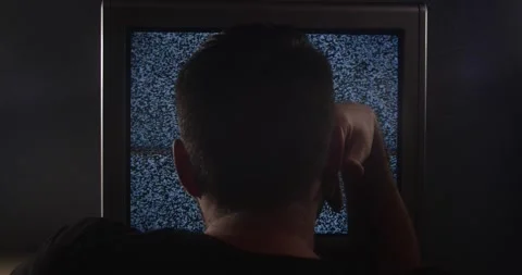 Old analog TV screen broadcasting white noise 库存影片 201587601