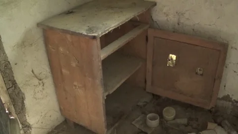 Old and abandoned chest in the interior of the house Vídeo Stock 112943717