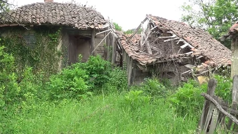 Old and collapsed stood beside the abandoned house 스톡 동영상 112794988
