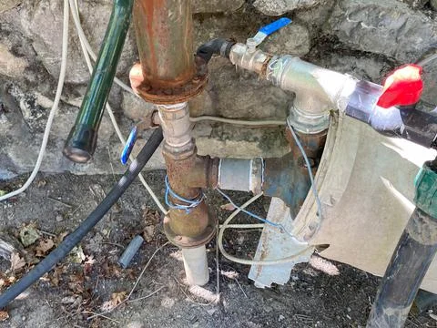 Old and greasy engine pump functioning in Burmese village Foto stock