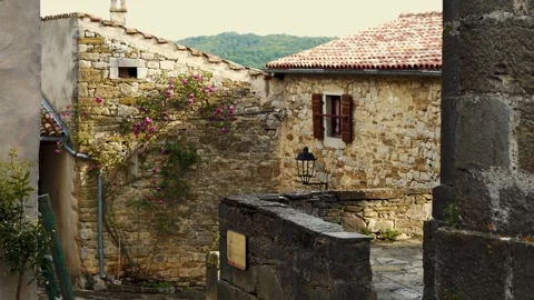Old and one of the smallests towns in World called Hum in Croatia. Stockbeeldmateriaal 260430552