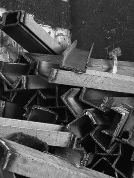 Old and rust steel waste,used metal, piled together in rubbish room, Foto stock