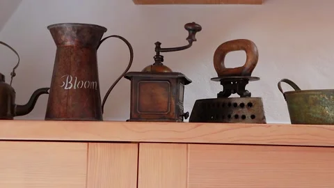 Old, antique coffee grinder, old clothing iron and old rusty watering can o.. Vídeos de archivo 329064030