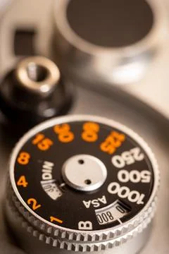 Old antique SLR camera shutter dial macro photo Foto stock