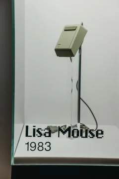 Old Apple Lisa wired mouse on exhibit inside Apple Museum in Prague, Czech Re Foto stock