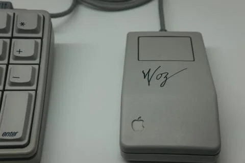 Old Apple mouse signed by Steve Wozniak on exhibit inside Apple Museum in Pra Foto stock