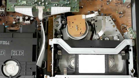 Old appliances,  Inside on a  vhs Video player in fast forward mode 库存影片 152684977