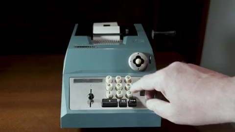 Old appliances, using of a mechanical calculator 库存影片 152682982