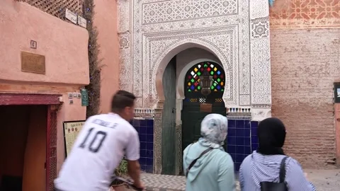 Old Arabic gate in the souk of marrakech with people 動画素材 132340599