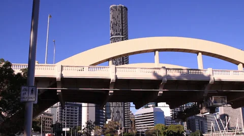 Old arch bridge with city in background 库存影片 39885847