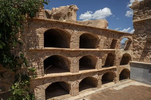 Old arched brick crypts and stone burial niches in historic Spanish cemeter.. Stock-Fotos