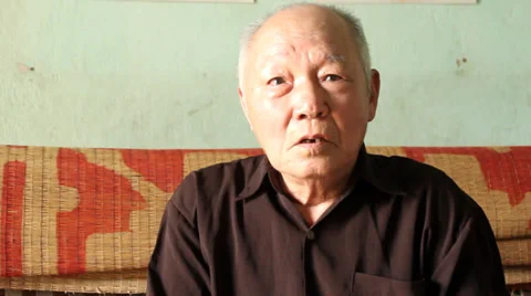 Old Asian man are talking Vídeo Stock 38428162