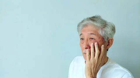 Old Asian Man Slowly Touching His Face and Forehead with Visible Skin Rash Vídeos de archivo 346664730