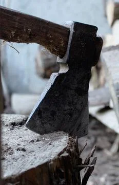 An old ax set in a log Foto stock