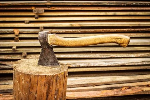 Old  axe in stump Foto stock