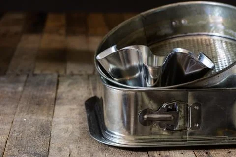 Old baking molds on an old kitchen table. Baking accessories in the kitchen. Foto stock