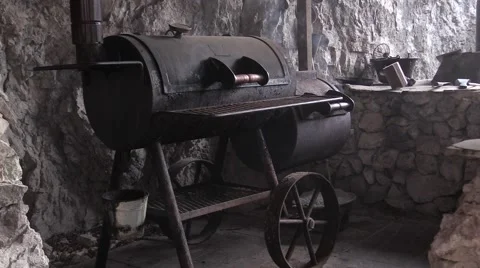 Old barbeque on wheels in a natural stone kitchen Video stock 49833077