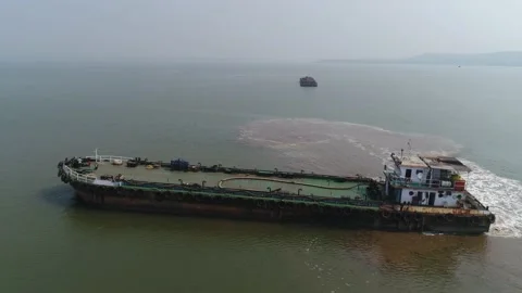 The old barge makes a maneuver to change course. Shooting with a drone. 스톡 동영상 85650319