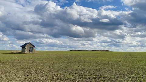 Old barn and empty field after harvesting in sunny day. Video stock 118207439