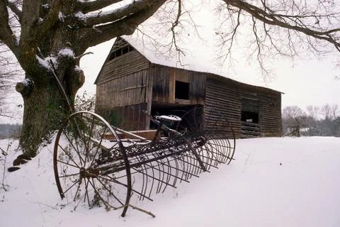 Old barn in the snow Stock-Fotos