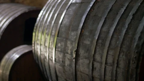 Old barrels for wine storage. Old cellar Vídeo Stock 106015246