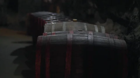 Old barrels for wine storage. Old cellar Vídeo Stock 106016275