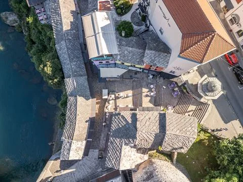 Old Bazaar Mostar Top Down Drone Photo with Stairs and Neretva River Foto stock