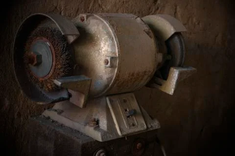 Old bench grinder in a car workshop Foto stock