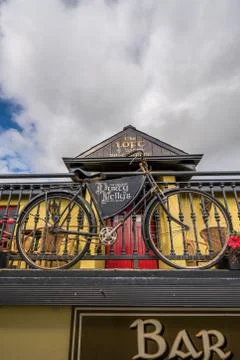 Old bicycle in front of a pub Stock-Fotos